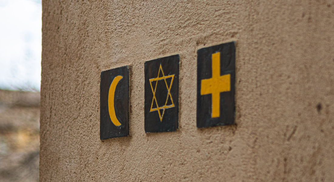 Religiøse symboler på mur.