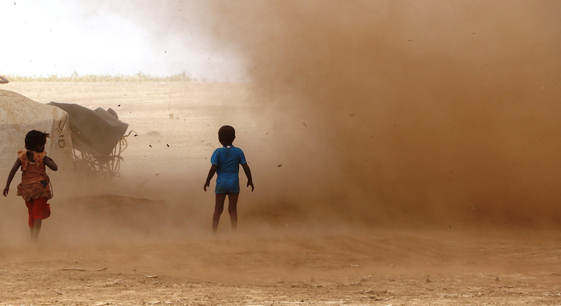 Østafrikanske børn i tørkelandskab.