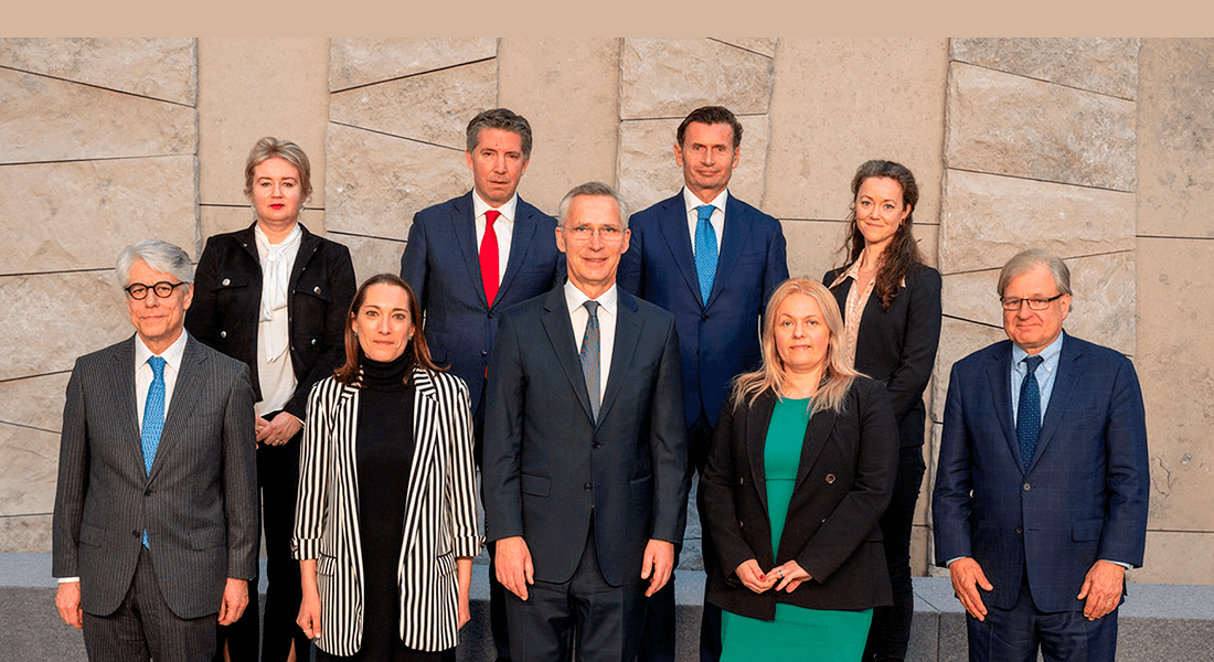 Udvalgte dele af ekspertgruppen sammen med Jens Stoltenberg. Foto: NATO