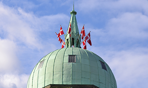 I dagens anledning var kuplen pyntet med flag