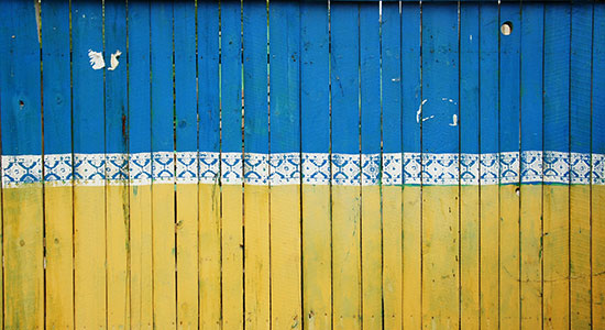 Plankeværk malet i ukrainske farver. Foto: Unsplash