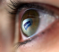 Øje der reflekterer Facebook-logo