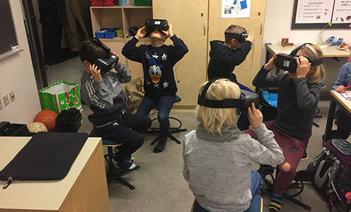 Skolebørn med VR-briller