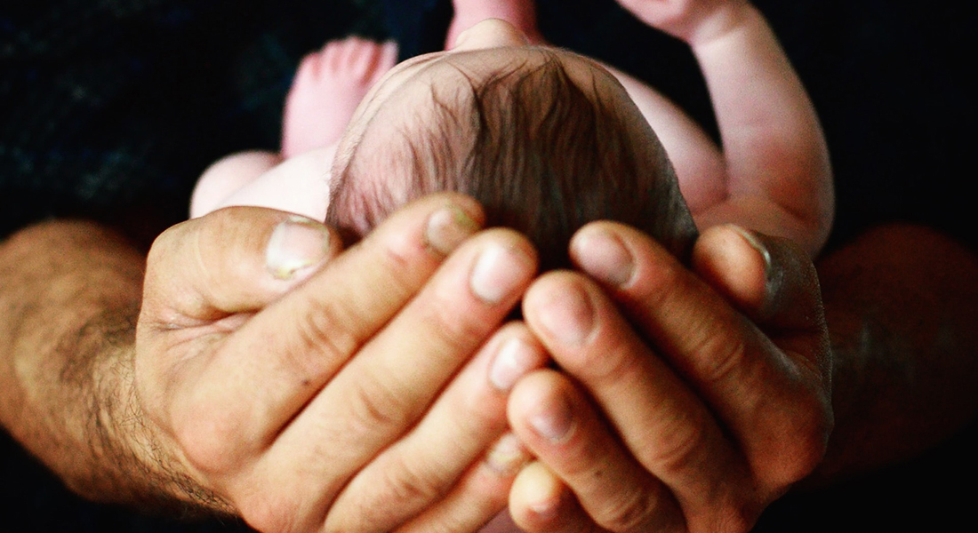 Father and newborn. Photo: Jill Sauve, Unsplash