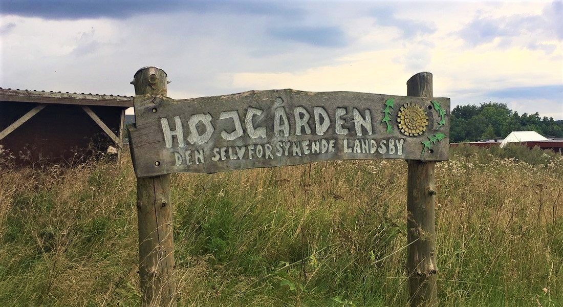 Sign with the name Højgården