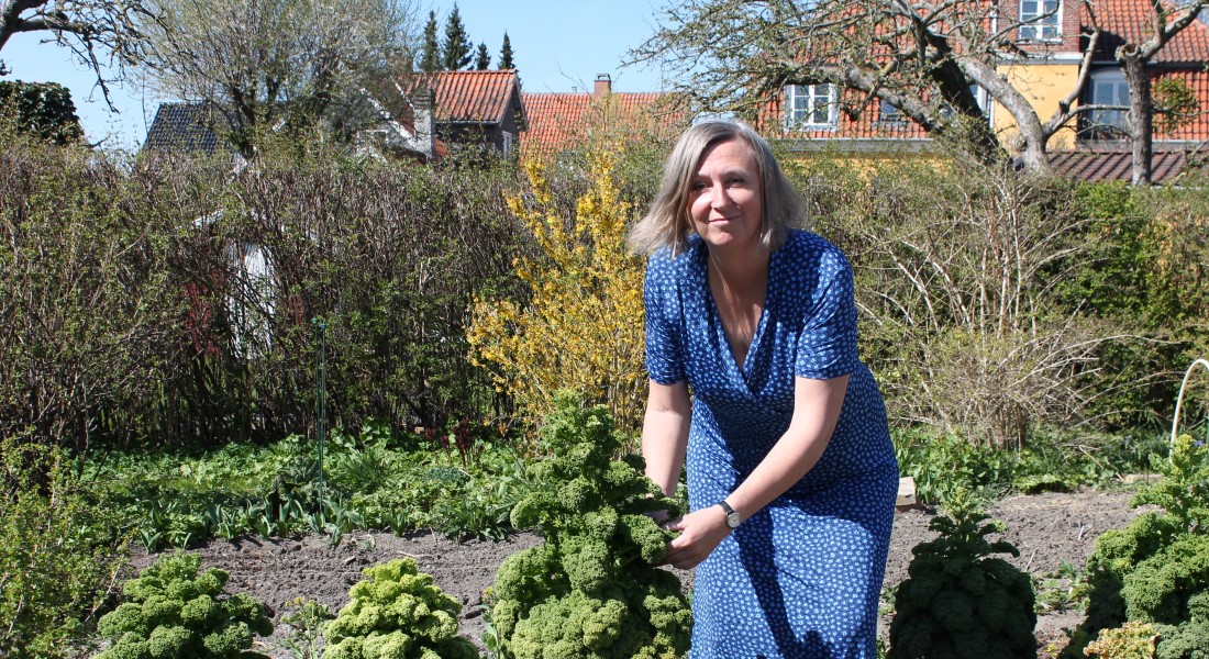 Bente Halkier in garden