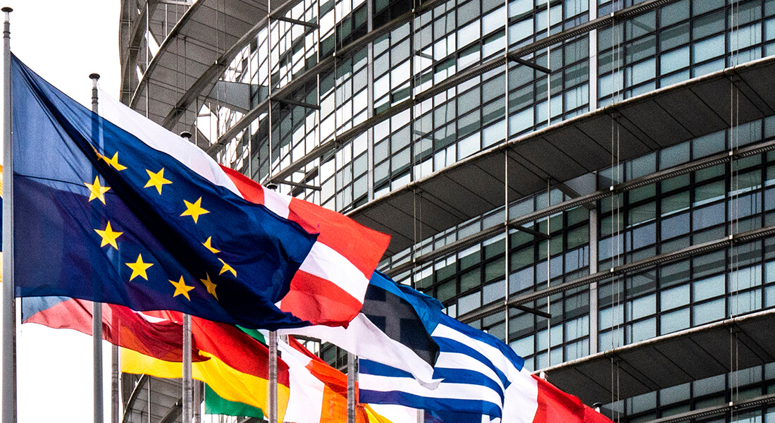 EU og dansk flag vejrer sammen foran Europa-Parlamentet. Foto Su Westerman, Flickr