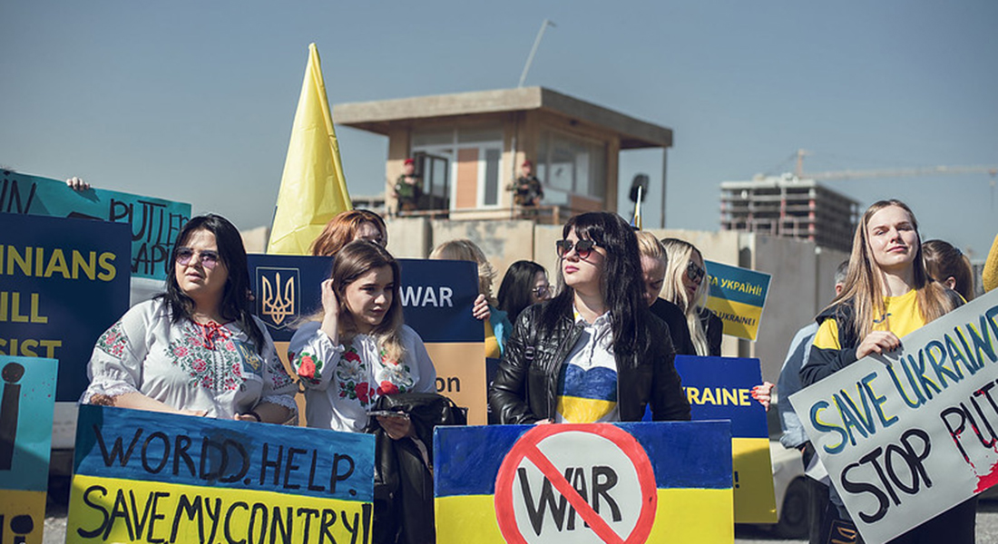 Protester med antikrigsbudskaber. Foto: Samal Tofiq (Flickr)