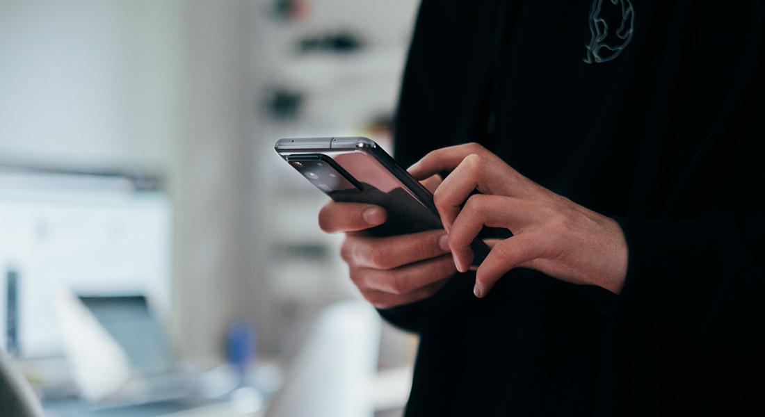 Menneske med smartphone i hånden. Foto: Jonas Leupe, Unsplash