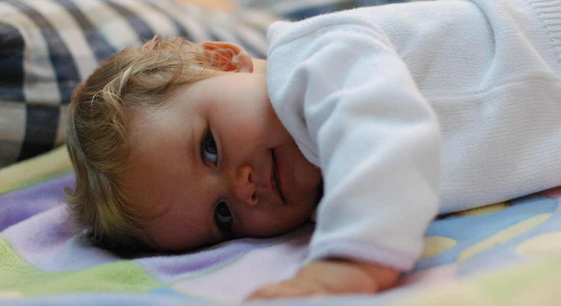 Baby på tæppe. Foto Joe Schlabotnik, Flickr