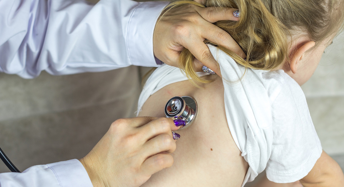 Doctor checking child with stetoscope. Foto: Unsplash