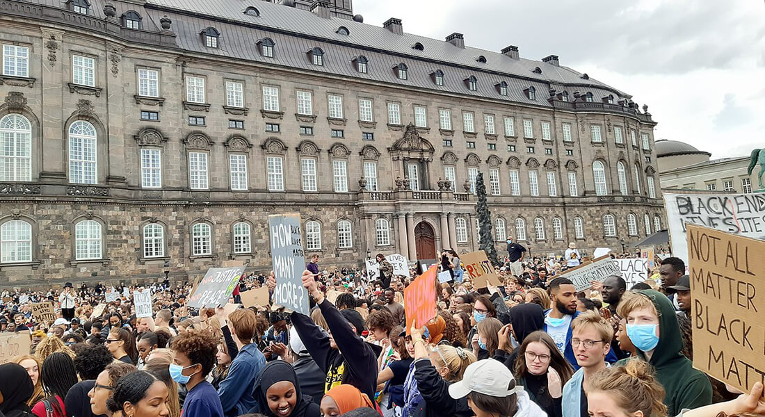 Folkemængde demonstrerer ved Christiansborg