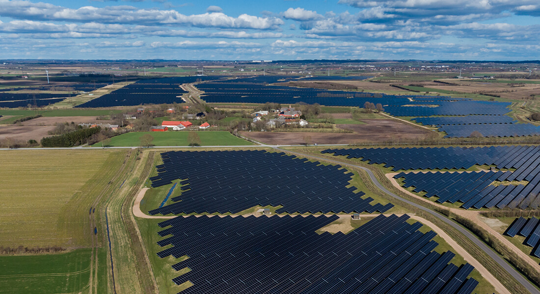 Luftfoto af 340 ha stor solcellepark ved landsbyen Hjolderup, opført af European Energy af Kenneth Bagge Jørgensen