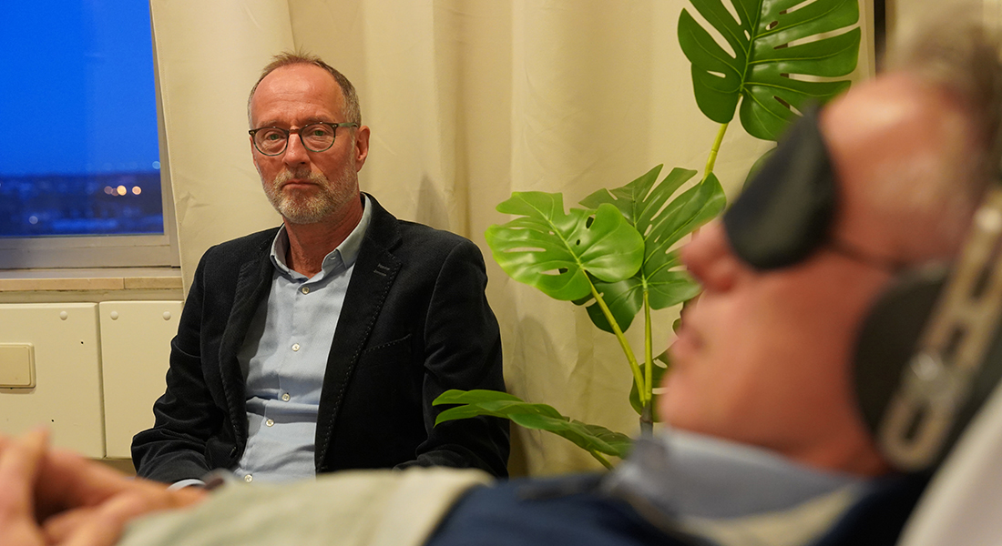 Robert Schoevers, head of the international research project, supervises a patient receiving psychedelic-assisted therapy. Photo: University Medical Centre Groningen