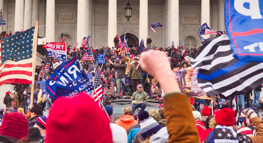 Demonstrationer ved Capitol Hill, januar 2021. Foto: Brett Davis (Flickr: CC BY-NC 2.0 DEED) 