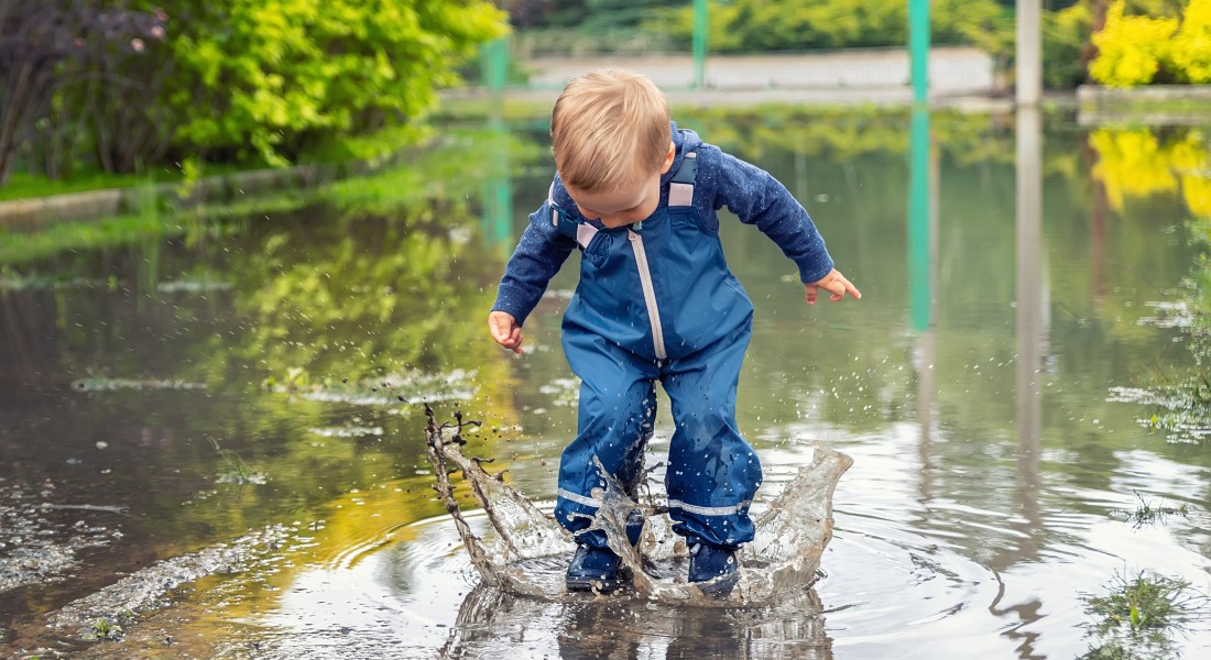 Child playing in water pool. Photo: Colourbox