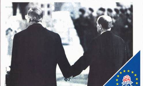Helmuth Kohl og Francois Mitterand med hinanden i hånden ved mindesmærket for slaget ved Verdun, 1984. Foto: Wikimedia Commons
